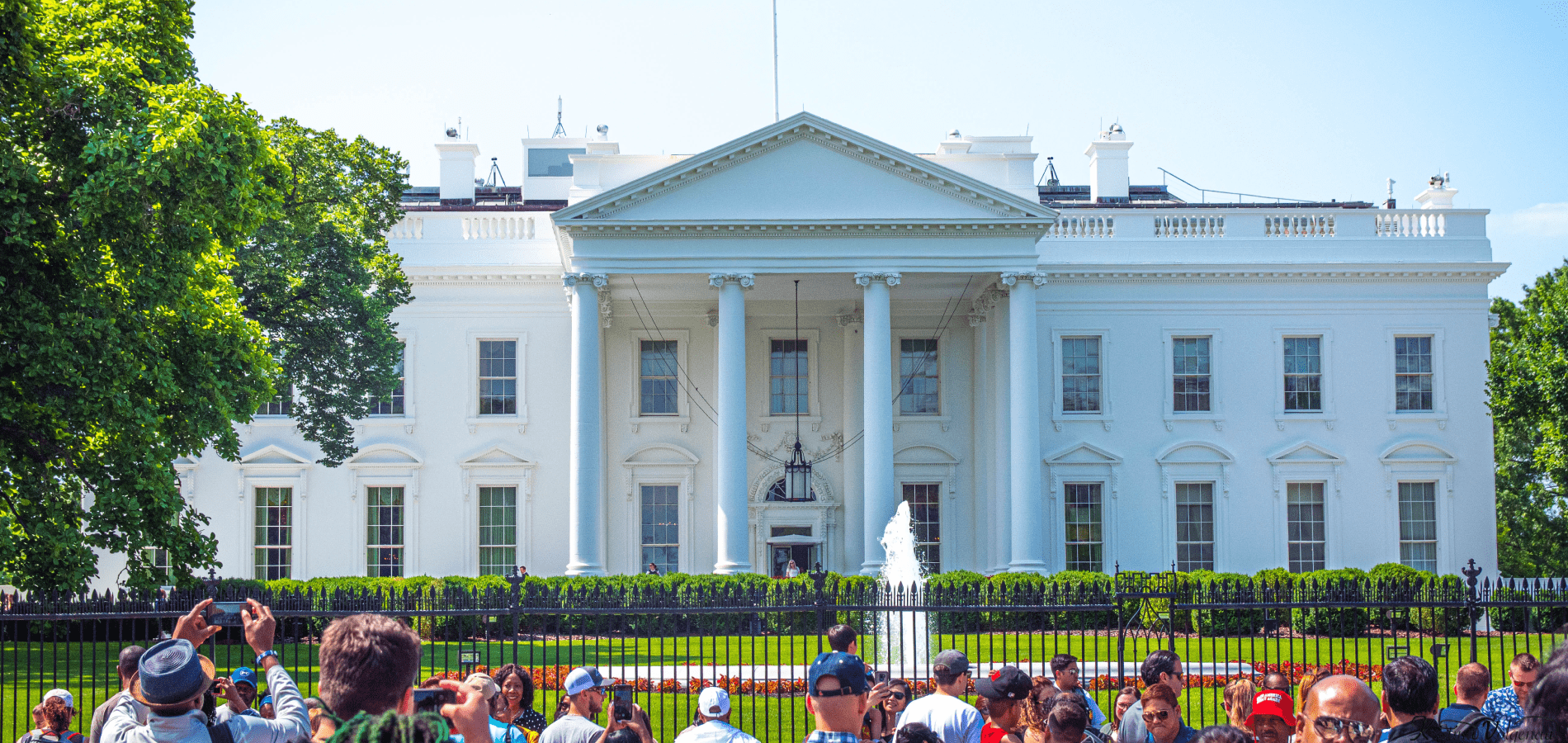 The White House with tourist out front