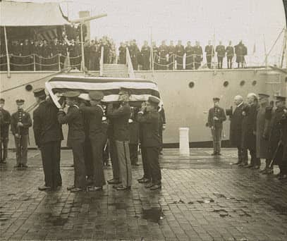 Unknown Soldier taken off the USS Olympia