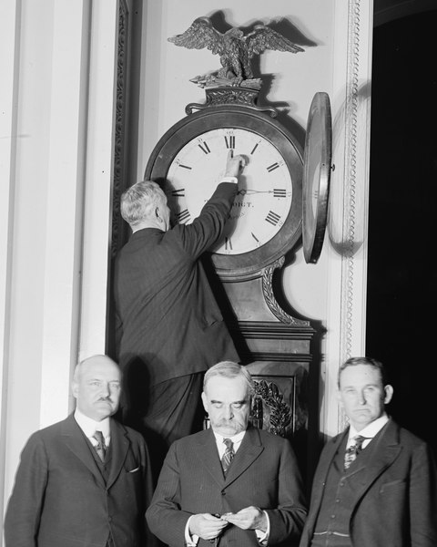 photo of Ohio Clock at U.S. Capitol being pushed forward an hour on March 31, 1918