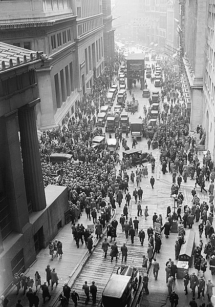 image of crowd on Wall Street after Stock Market Crash of 1929