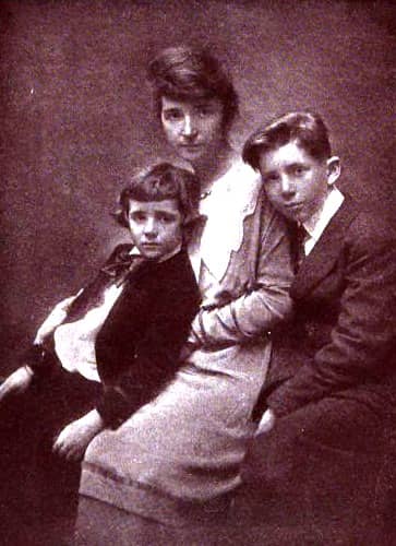 image of a women named Margaret Sanger and her sons Grand and Stuart