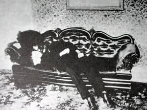image of Andrew Borden lying dead on a sofa in his home where he was found by Lizzie Borden.